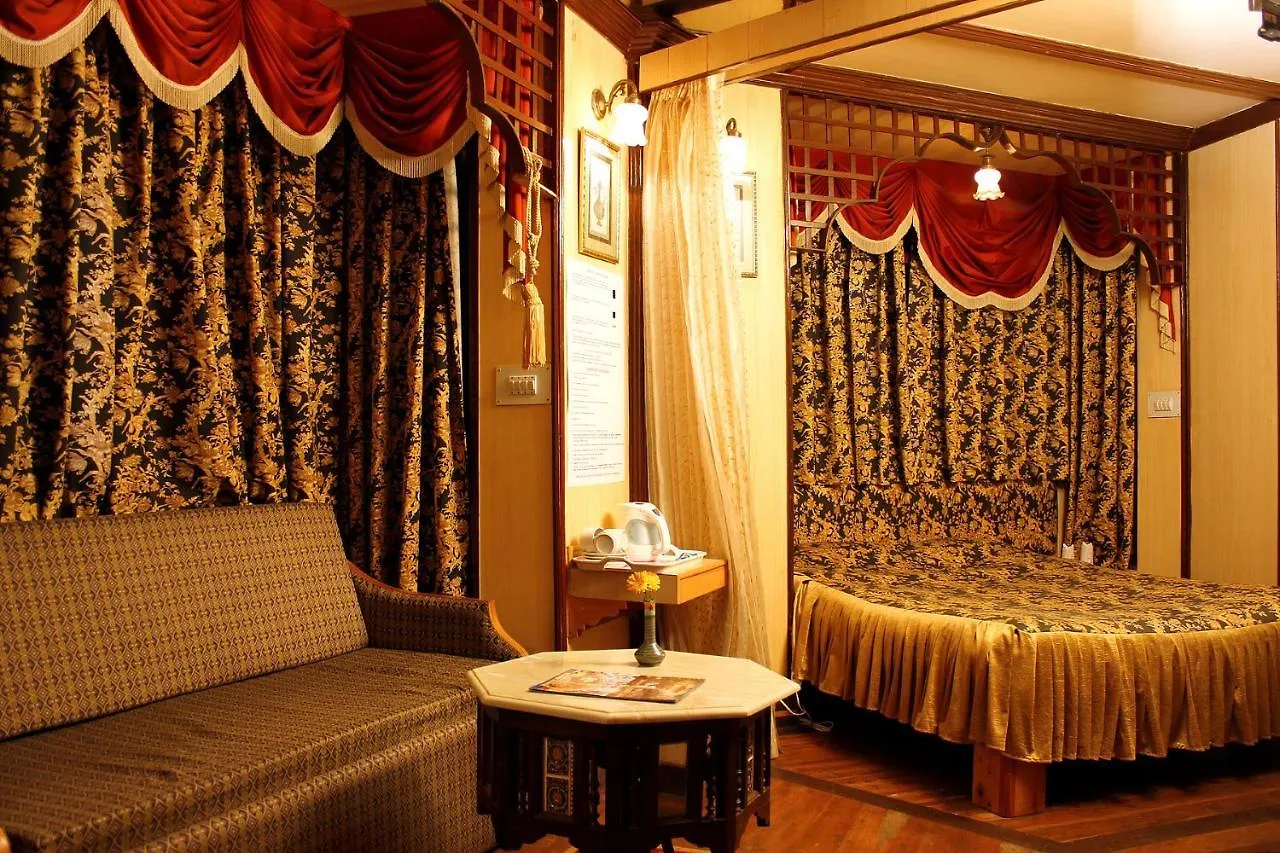 Snow King Retreat: Himalayan Views & Mountain Luxury Hotel Kufri