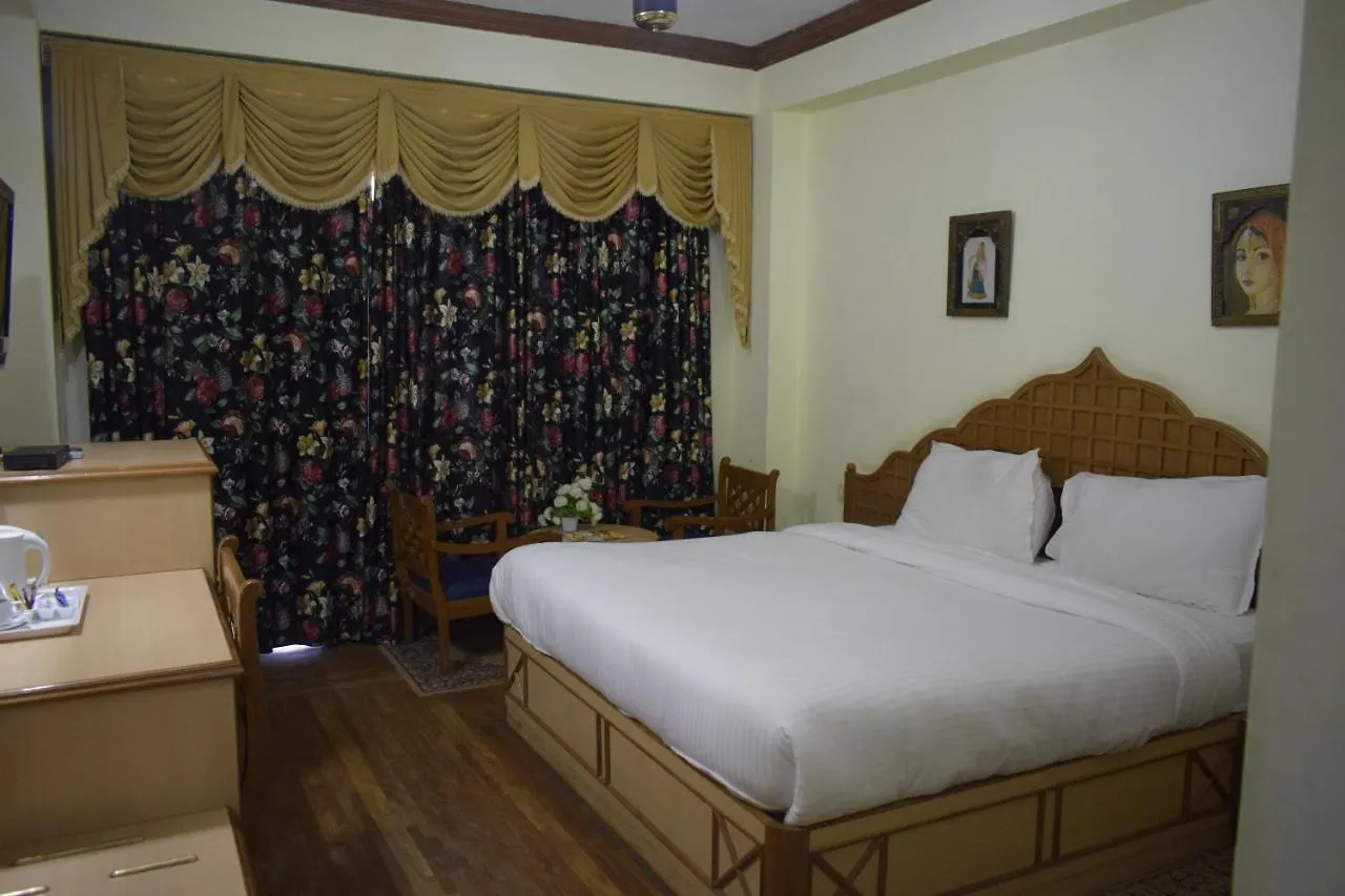 Snow King Retreat: Himalayan Views & Mountain Luxury Hotel Kufri