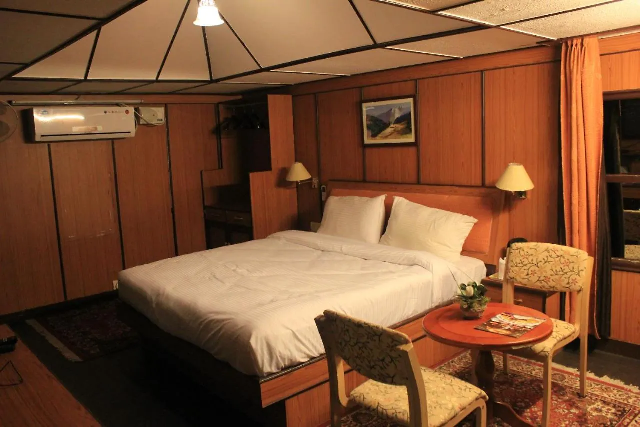 Snow King Retreat: Himalayan Views & Mountain Luxury Hotel Kufri