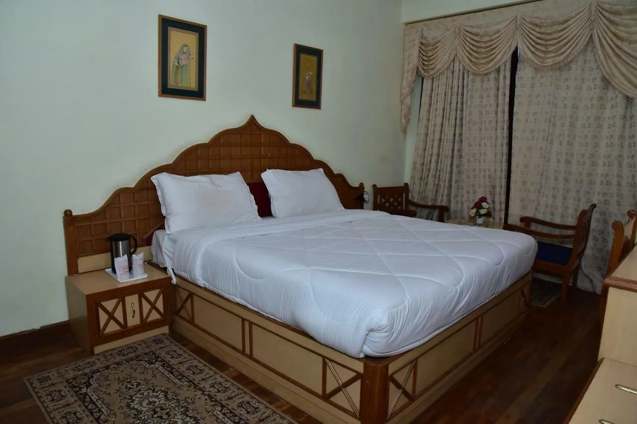 Snow King Retreat: Himalayan Views & Mountain Luxury Hotel Kufri 4*,  India