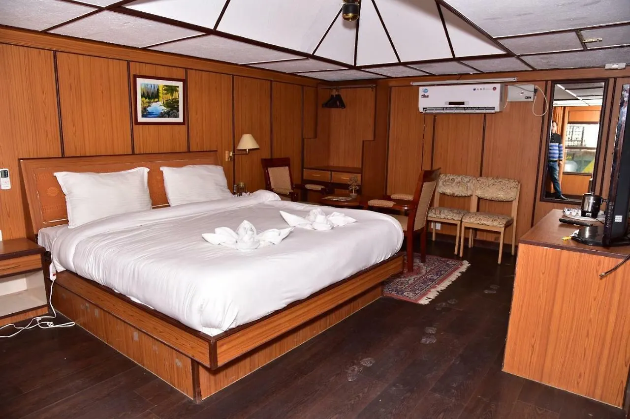 Snow King Retreat: Himalayan Views & Mountain Luxury Hotel Kufri